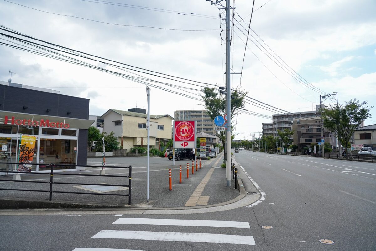 大通りの交差点を左に曲がりほっともっと井尻1丁目店を目指します