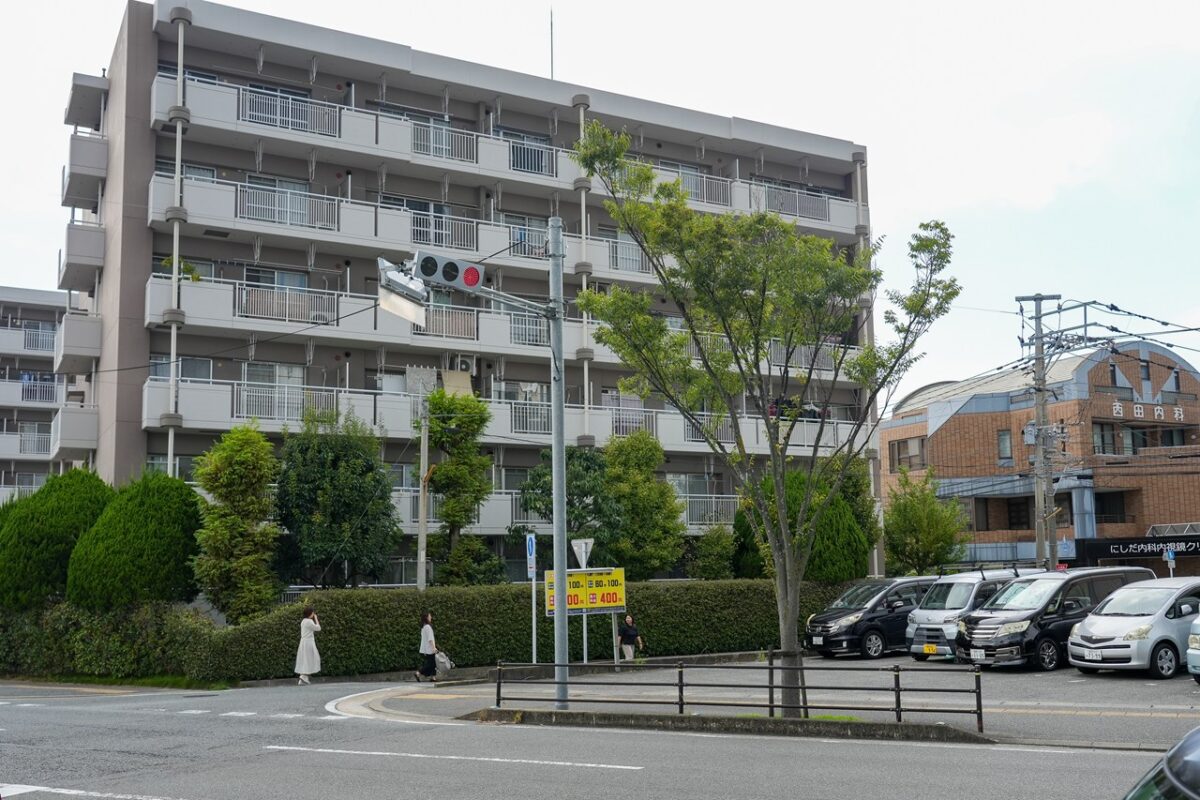 ほっともっと井尻1丁目店を通過し、1つ目の信号を渡ります。