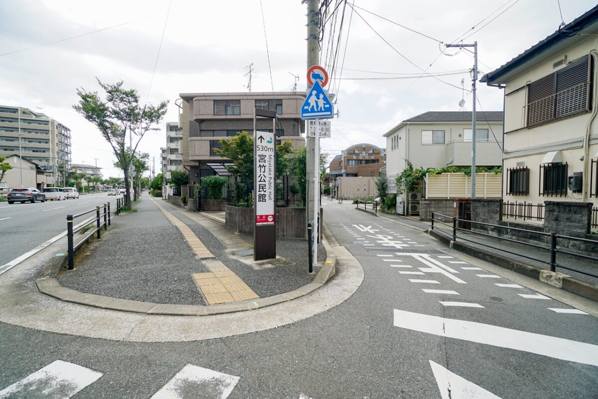 道を挟んで左側にほっともっと井尻1丁目店が見えてきたら、目の前に「宮竹公民館」の案内板が見えます。