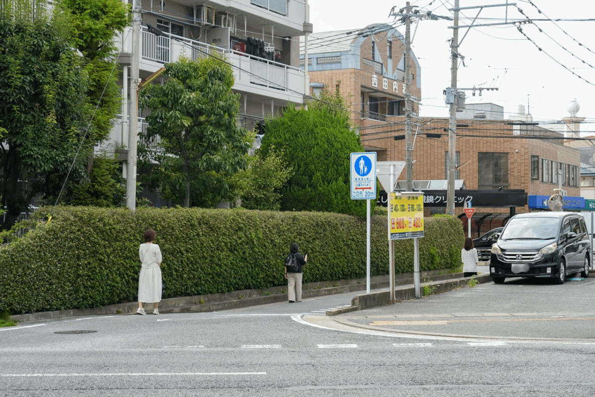信号を渡ってすぐの細い道を直進すると見えるレンガ調の大きな建物がにしだ内科内視鏡クリニックです。